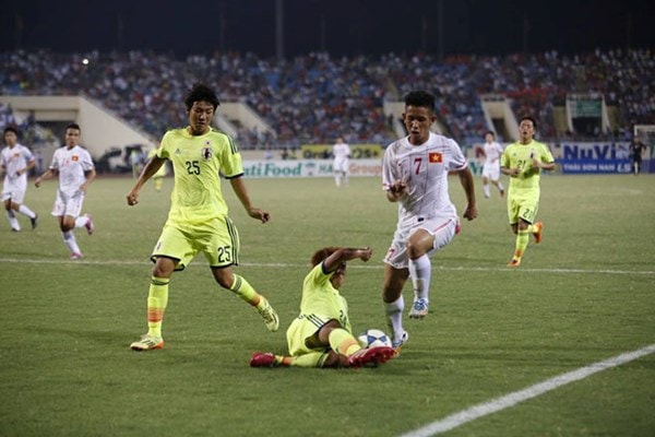 U19 Việt Nam (áo trắng) không vượt qua được người Nhật ở loạt trận hạ màn vòng bảng. Ảnh: Như Ý.