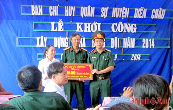 Đại diện lãnh đạo, Ban chỉ huy CHQS huyện trao biển tượng trưng xây nhà đồng đội cho Đồng chí thiếu tá Quân nhân chuyên nghiệp Nguyễn Văn Khuê