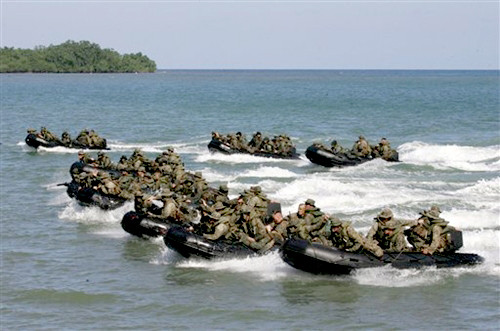 Binh lính Mỹ và Philippines trong một đợt tập trận tác chiến đổ bộ. (Ảnh: KT)