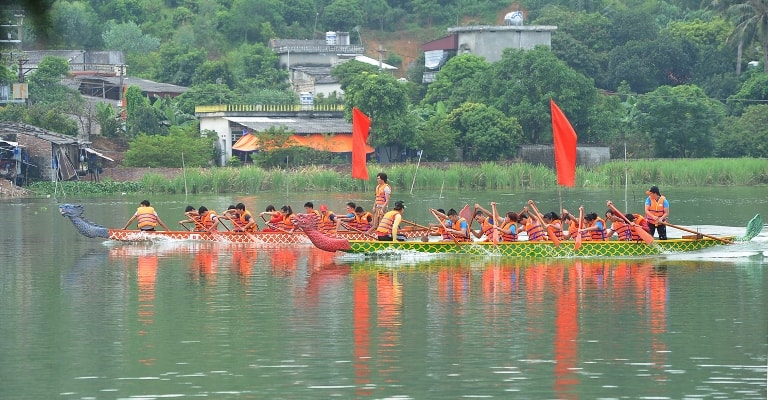 Giải đua thuyền chài Lễ hội mùa thu Côn Sơn.