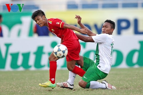 U19 Indonesia (áo trắng) bị phạt vì không in tên lên áo. (Ảnh: Quang Trung)