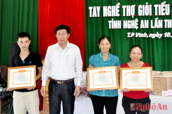 Lãnh đạo Liên minh HTX tỉnh trao  giấy khen cho các thí sinh đạt giải Nhất.
