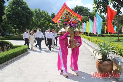 Ngài Sergay Ivanov- Bộ trường du lịch Tatarstan cùng đoàn công tác dâng hoa lên Bác Hồ tại Kim Liên