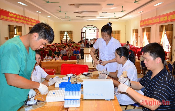 Cán bộ Trung tâm truyền máu huyết học tỉnh Nghệ An làm các thủ tục lưu trữ sau khi tiếp nhận máu