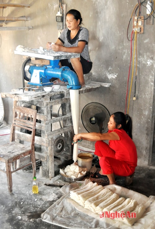 Chế biến bún ở làng nghề Quy Chính.