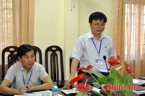 Giám đốc Sở Y tế Bùi Đình Long báo cáo tình hình thực hiện Nghị quyết 56 và Quyết định 72 quy định về giá các dịch vụ y tế.