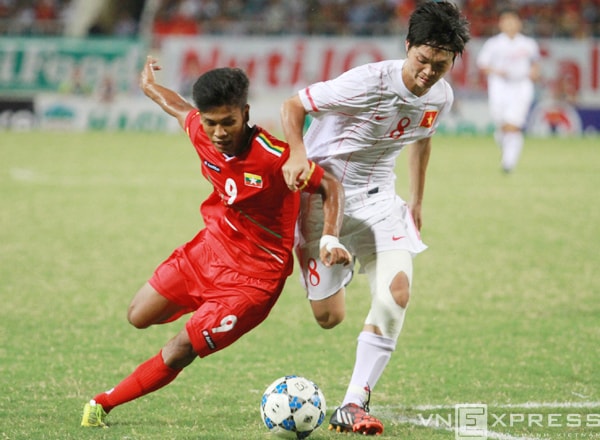 Tuấn Anh tranh bóng với cầu thủ U19 Myanmar. Ảnh: Lâm Thỏa.