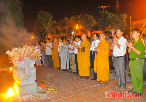 Các đại biểu thắp hương tại Đài tưởng niệm Thái Lão