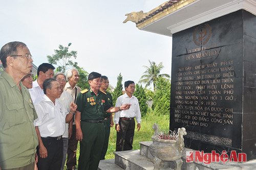 Nhân dân tham quan Di tích đền Xuân Hòa (Hưng Long - Hưng Nguyên).