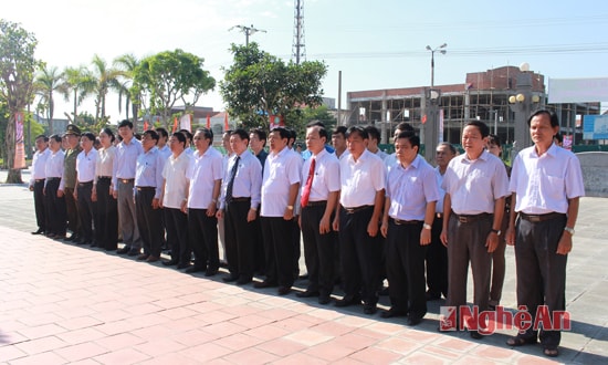 Các đồng chí lãnh đạo tỉnh thực hiện nghi lễ tưởng niệm các liệt sĩ tại Khu di tích Thái Lão (Hưng Nguyên)