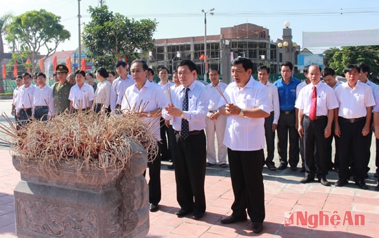 Các đồng chí lãnh đạo tỉnh dâng hương tại Khu di tích Thái Lão (Hưng Nguyên)