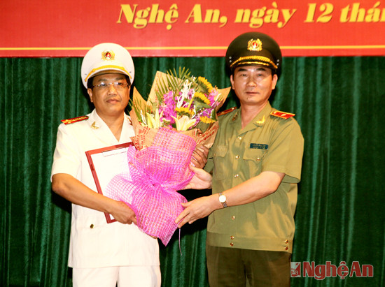 Thiếu tướng Nguyễn Xuân Lâm, UVBTV Tỉnh ủy, Giám đốc CA tỉnh trao quyết định bổ nhiệm Phó giám đốc Công an tỉnh và tặng hoa chúc mừng Đại tá Hồ Văn Tứ.