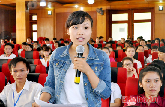 Sinh viên tìm hiểu chính sách tuyển dụng của dự án lọc dầu Nghi Sơn.