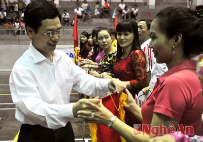 Đồng chí Nguyễn Xuân Sơn - Ủy viên Ban Thường vụ Tỉnh ủy, Phó chủ tịch HĐND tỉnh trao cờ lưu niệm cho các đơn vị tham gia giải.