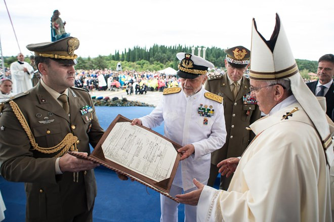 Giáo hoàng (phải) trong buổi lễ lễ tưởng niệm 100 năm cuộc chiến Áo - Hung hôm 13/9 (Nguồn: AP)