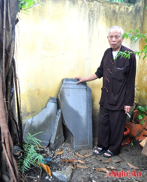 Ông Nguyễn Văn Kiên bên mảnh vỡ các tấm bia chùa Tập Phúc nay đang để ở đền Tiên Cảnh - Hưng Bình.