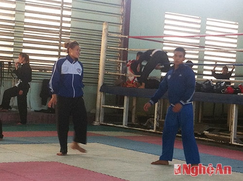 Phan Thị Huyền trong buổi tập “ép cân” ở đội tuyển Pencak Silat Nghệ An.