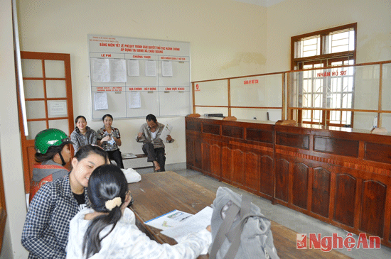 Người dân chờ giao dịch tại bộ phận 1 cửa xã Châu Quang (Quỳ Hợp). (ảnh chụp ngày 25/7/2014).