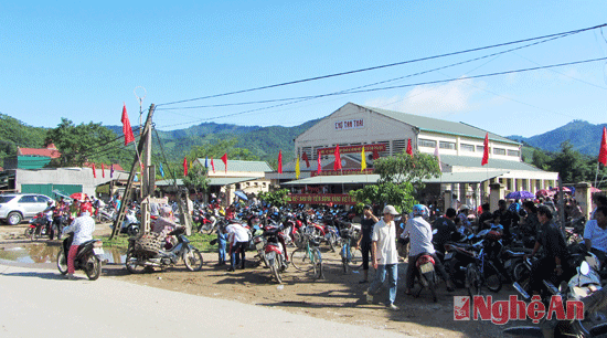 Toàn cảnh chợ Tam Thái trong phiên đầu, ngày 14/9.