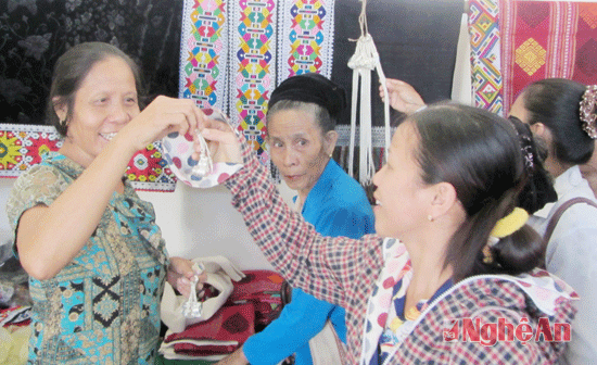Quầy hàng thổ cẩm ở chợ Tam Thái.