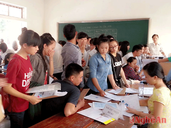 Sinh viên đến nhập học tại Trường Đại học Kinh tế Nghệ An
