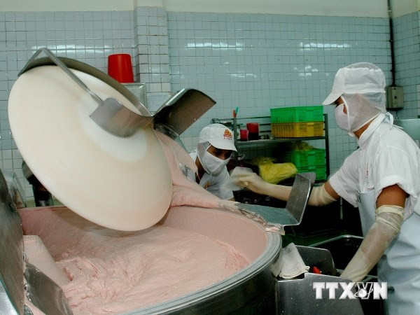 Sản xuất thịt đóng hộp tại một công ty. Ảnh minh họa: TTXVN