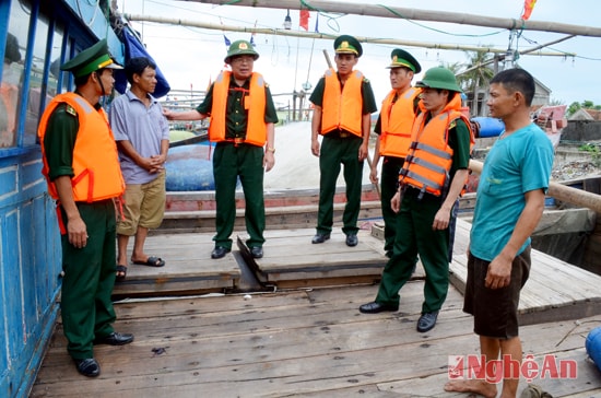 Đại tá Nguyễn ĐÌnh Đức - Phó chỉ huy trưởng kiểm tra công tác phòng chống bão lut tại Hoàng Mai