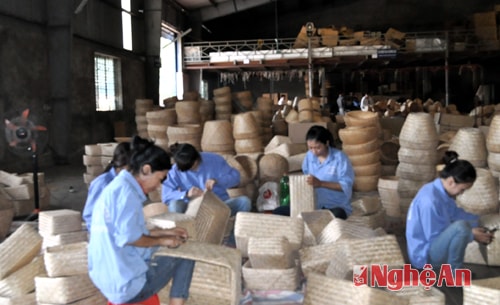 Sản xuất hàng mây tre đan xuất khẩu tại Công ty TNHH Đức Phong.