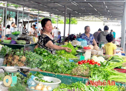 Kinh doanh thực phẩm tại chợ Hưng Phúc (TP. Vinh).