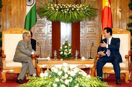 Thủ tướng Nguyễn Tấn Dũng và Tổng thống Ấn Độ Pranab Mukherjee. Ảnh: VGP