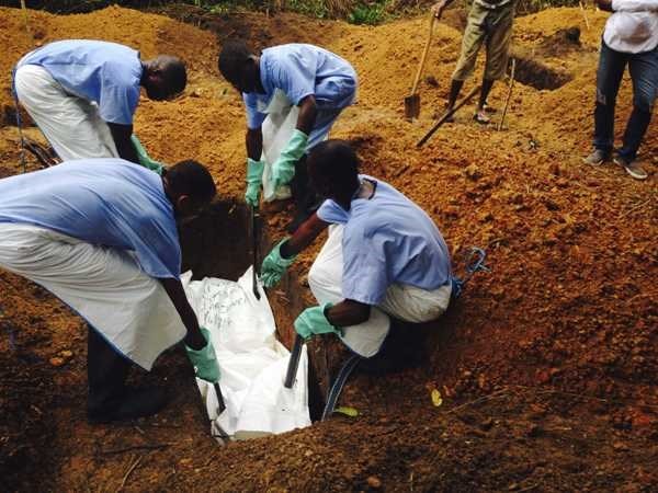 Chôn cất bệnh nhân Ebola tử vong ở châu Phi. (Ảnh: gospelherald.com)