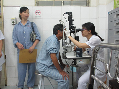 Bệnh nhân đau mắt đỏ khám mắt tại Bệnh viện Mắt Trung ương.