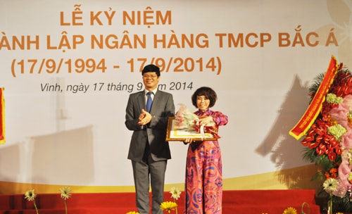 Thừa ủy quyền của chủ tịch nước, Đồng Chí Lê Xuân Đại – Phó chủ tịch UBND tỉnh trao tặng Huân chương Lao động Hạng 3  cho bà Thái Hương – Phó CT HĐQT, Tổng GĐ Ngân hàng TMCP Bắc Á.