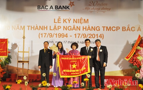  Ông Nguyễn Phước Thanh – Phó thống đốc Ngân hàng Nhà nước  thừa ủy quyền Thủ tướng Chính phủ tặng cờ thi đua xuất sắc cho tập thể Ngân hàng TMCP Bắc Á.