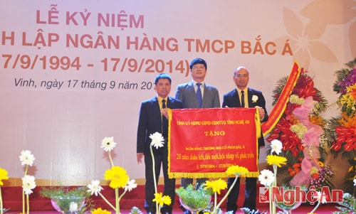 Thay mặt Tỉnh ủy, HĐND, UBND, UBMTTQ tỉnh Nghệ An, đồng chí Lê Xuân Đại – Phó CT UBND tỉnh tặng bức trưởng cho tập thể Ngân hàng TMCP Bắc Á