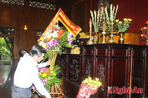 Bộ trưởng Bộ Kế hoạch và Đầu tư dâng hoa tưởng niệm Chủ tịch Hồ Chí Minh