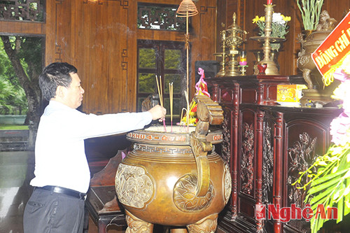 Đồng chí Hồ Đức Phớc dâng hương kính viếng Chủ tịch Hồ Chí Minh