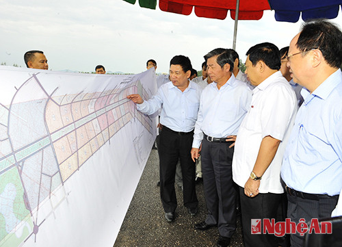 Bộ trưởng và đoàn nghe đồng chí Bí thư Tỉnh ủy giới thiệu bản đồ quy hoạch đường 72m