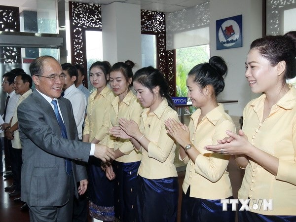 Chủ tịch Quốc hội Nguyễn Sinh Hùng gặp gỡ cán bộ, nhân viên Ngân hàng Lào-Việt. Ảnh: TTXVN