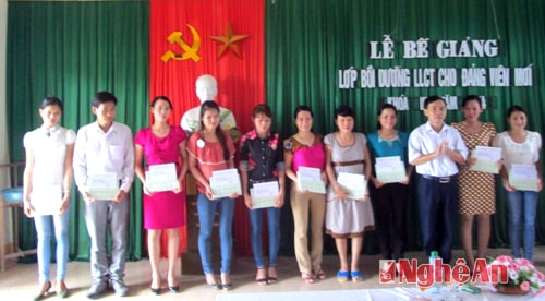 Khen thưởng các học viên xuất sắc