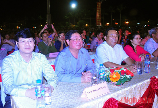 Các đồng chí lãnh đạo TƯ và tỉnh tham dự đêm bế mạc