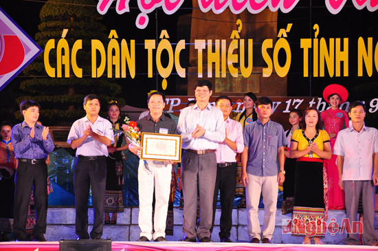 Đồng chí Lê Xuân Đại - Ủy viên BTV Tỉnh ủy - Phó chủ tịch UBND tỉnh trao giải Nhất toàn đoàn cho đội NTQC các dân tộc huyện Tương Dương