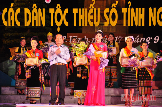 Đồng chí Lương Quang Kình - Ủy viên BTV Tỉnh ủy - trưởng ban Dân tộc tỉnh trao giải Người đẹp các dân tộc Nghệ An năm 2014 cho thí sinh Lô Thị Thúy Hạnh (Tương Dương), 