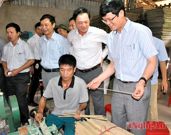 Phó Chủ tịch UBND tỉnh Lê Xuân Đại tham quan mô hình sản xuất hương trầm truyền thống tại Thị trấn Tân Lạc - Quỳ Châu.Ảnh: Hữu Nghĩa