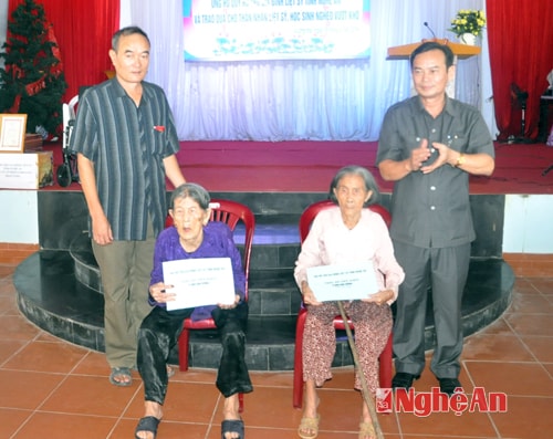 Tặng sổ tiết kiệm cho thân nhân liệt sỹ
