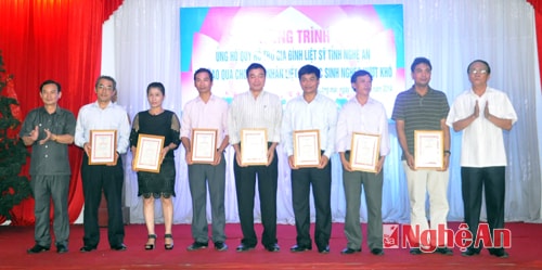 Trao bằng vinh danh các cá nhân, tập thể hỗ trợ quỹ Hội.