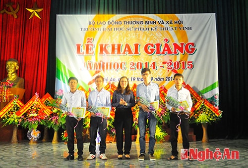 Trao thưởng cho học sinh đạt giải trong cuộc thi học sinh giỏi nghề quốc gia năm 2014