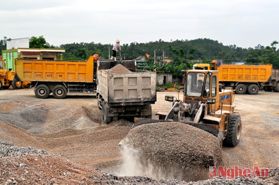 Khai thác đá xây dựng của các DN Thị xã Hoàng Mai ở quỳnh Xuân.