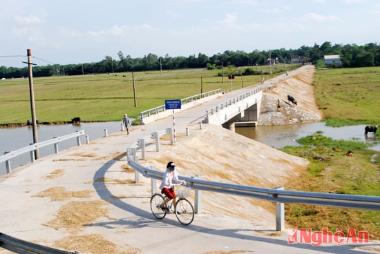 Tuyến đường chống lũ  nối từ xóm 2, xã Hưng Lĩnh vào trung tâm xã đã đưa vào sử dụng.