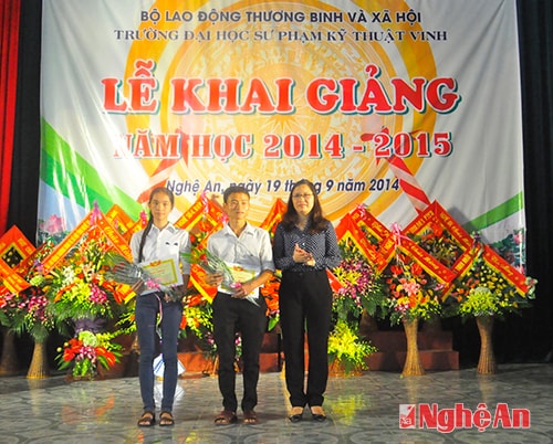 Trao thưởng cho các thủ khoa trong kỳ thi vào trường